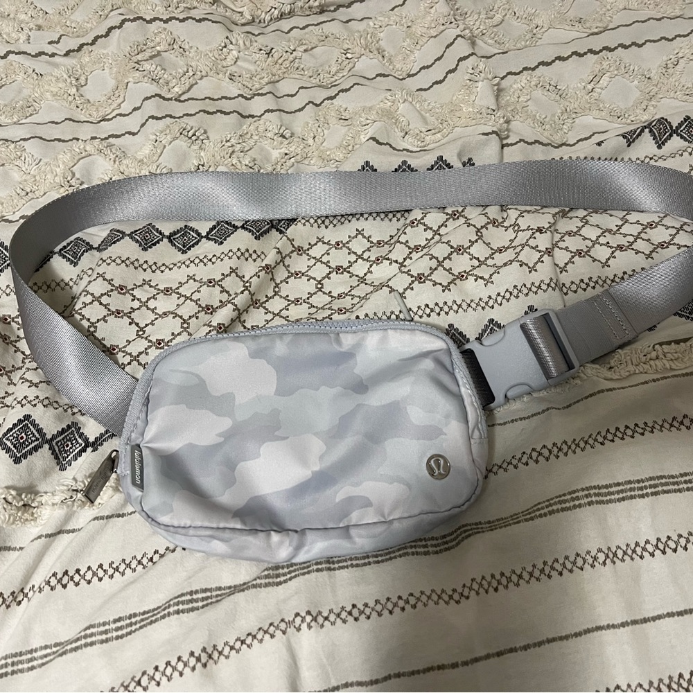 Lululemon everywhere belt bag Gray camo